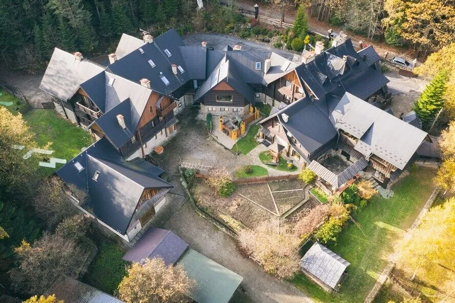 Bac&oacute;wka Biały Jeleń Iwkowa widok z drona