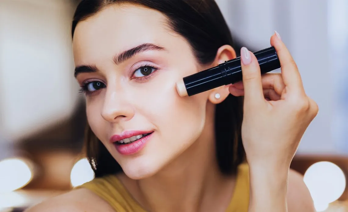 rodzaje korektor&oacute;w do twarzy