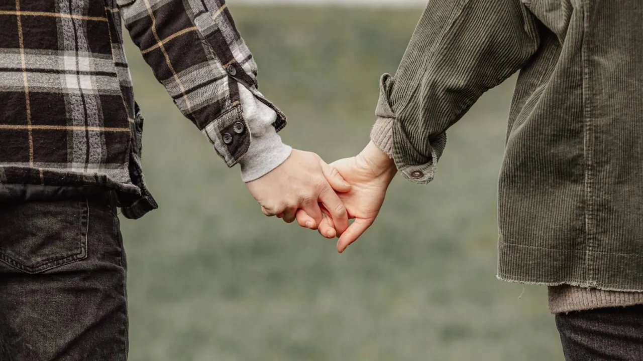 budowanie zaufania w związku, para trzymająca się za ręce