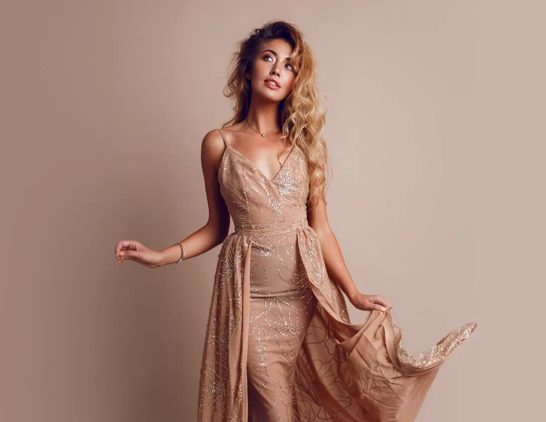 Biżuteria do złotej sukienki, różne odcienie złota, srebro, różowe złoto