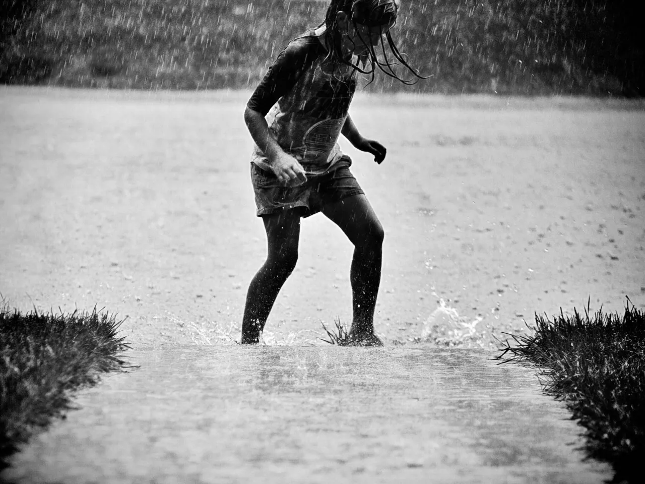 biegacz w deszczu odblaski bezpieczeństwo