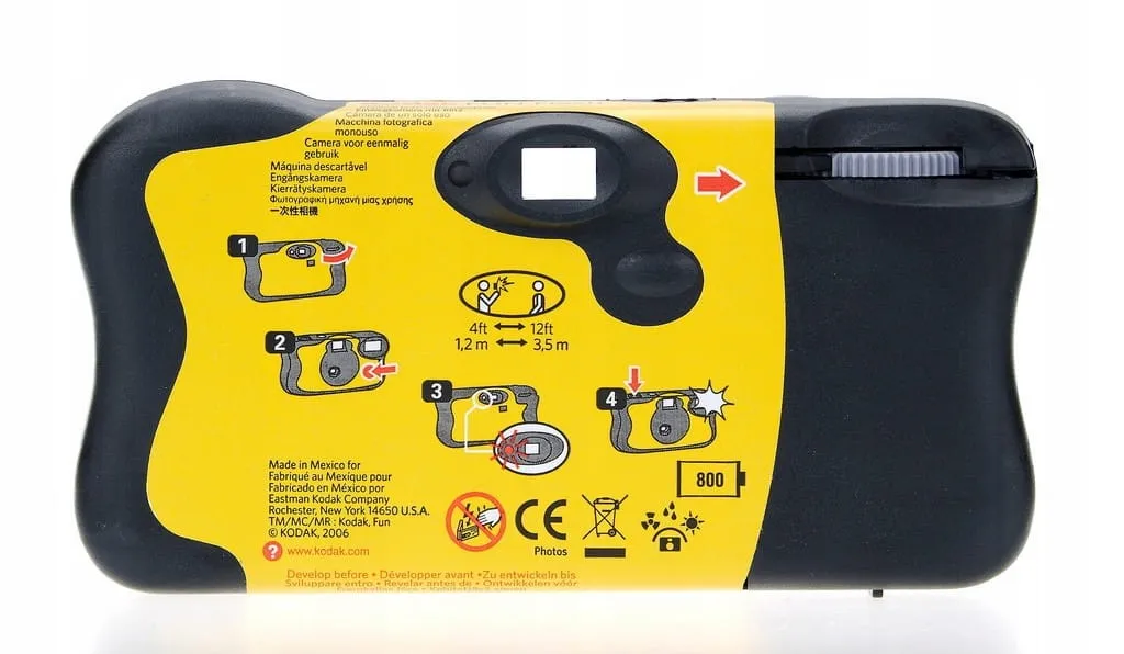 Aparat jednorazowy Kodak i wywołane zdjęcia