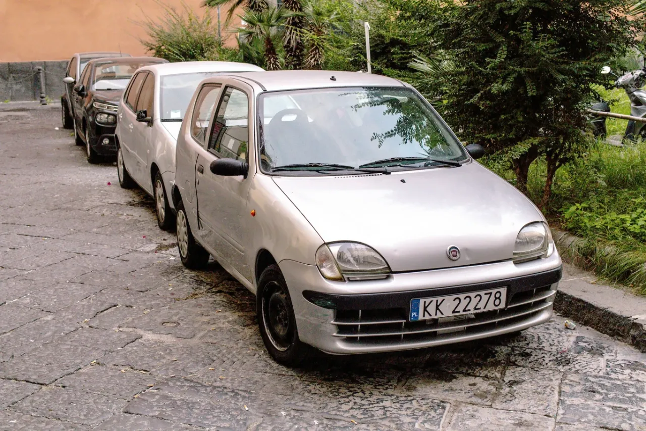 samochód z polskimi tablicami rejestracyjnymi unijnymi