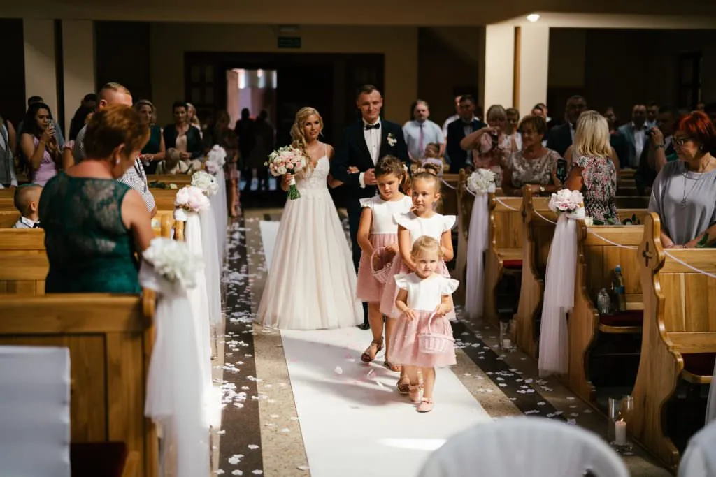 para młoda w kościele przed ołtarzem