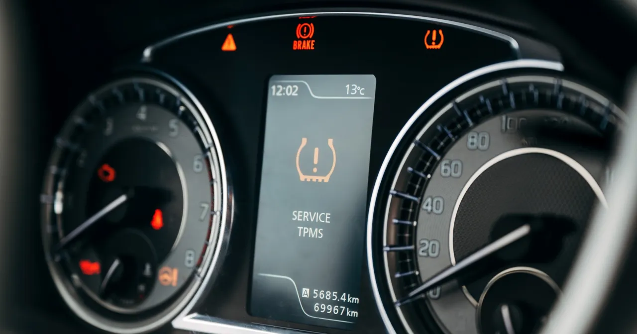 samoch&oacute;d poślizg mokra nawierzchnia