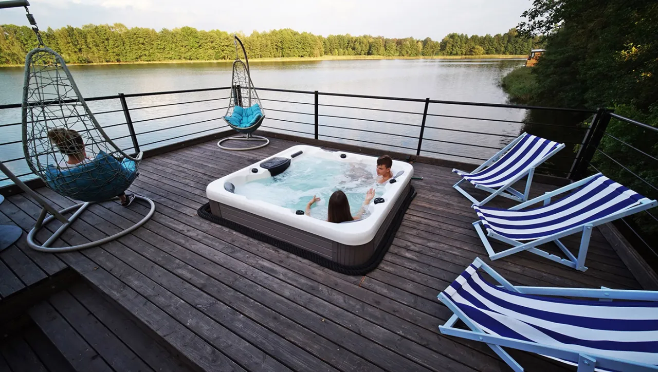 Luksusowy domek nad jeziorem z jacuzzi na tarasie