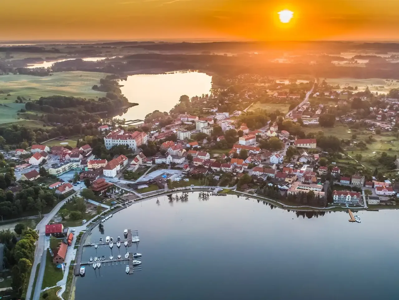 Malownicze miasteczko nad jeziorem, idealne na wypoczynek z bonem turystycznym. Obiekty w zasięgu wzroku zachęcają do zwiedzania.