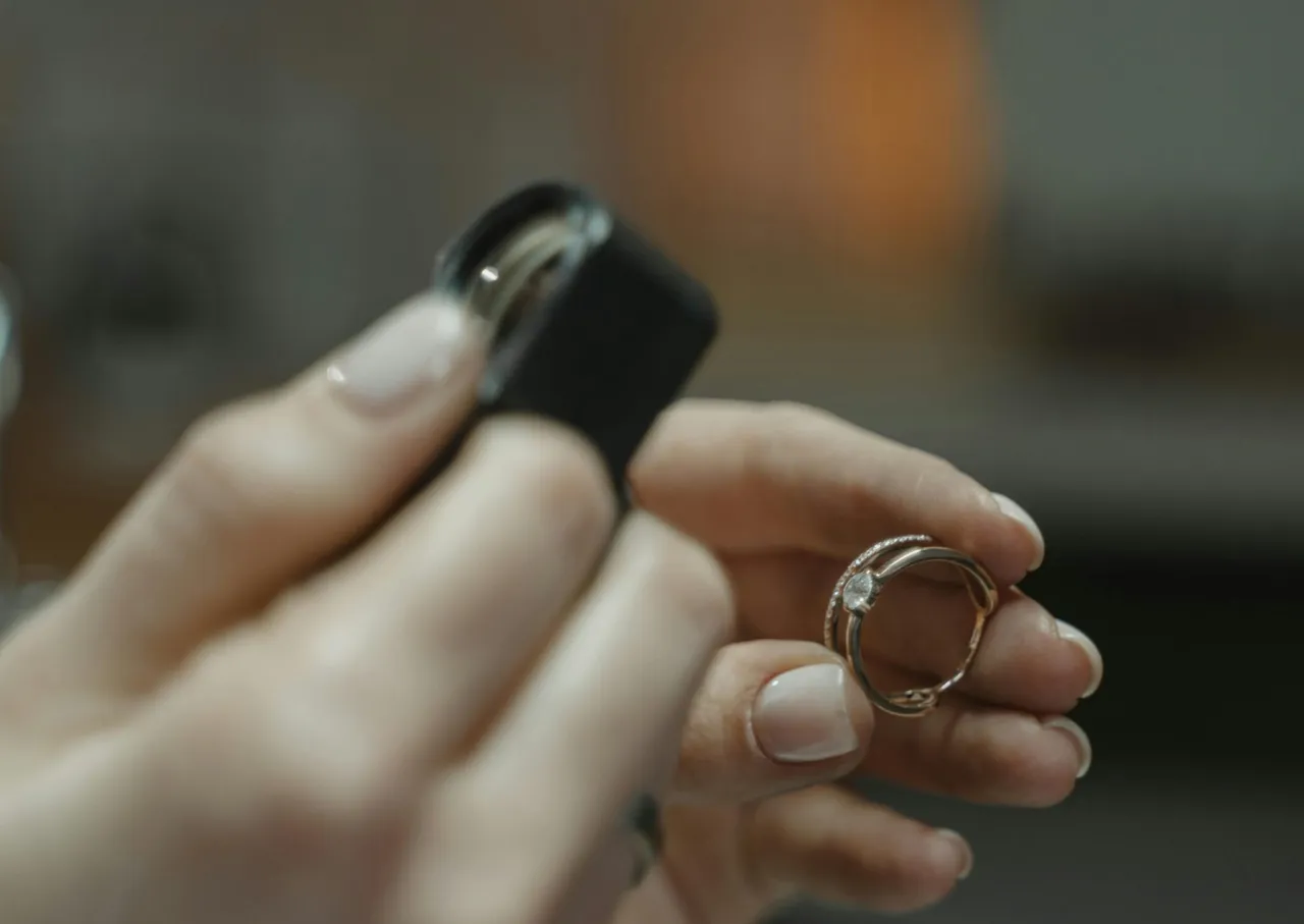 Jubiler sprawdzający złoty pierścionek