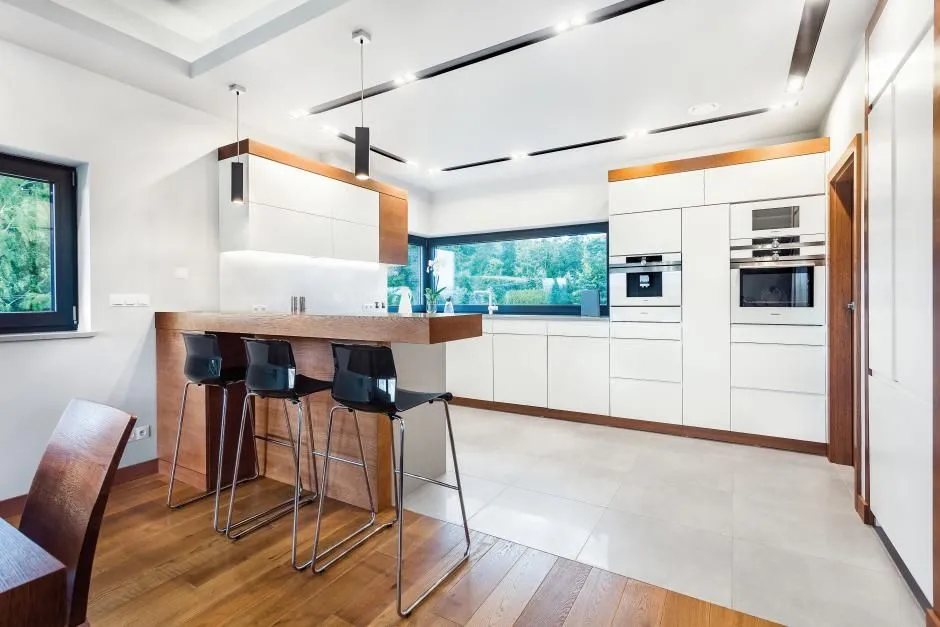 Inspiracje podłóg do salonu z kuchnią w różnych stylach wnętrzarskich