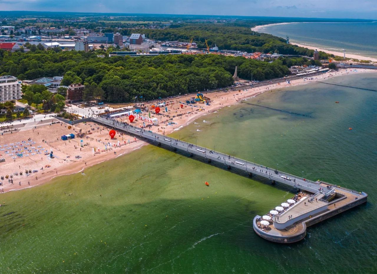 Tętniące życiem plaże polskiego wybrzeża Sopot Gdańsk Kołobrzeg