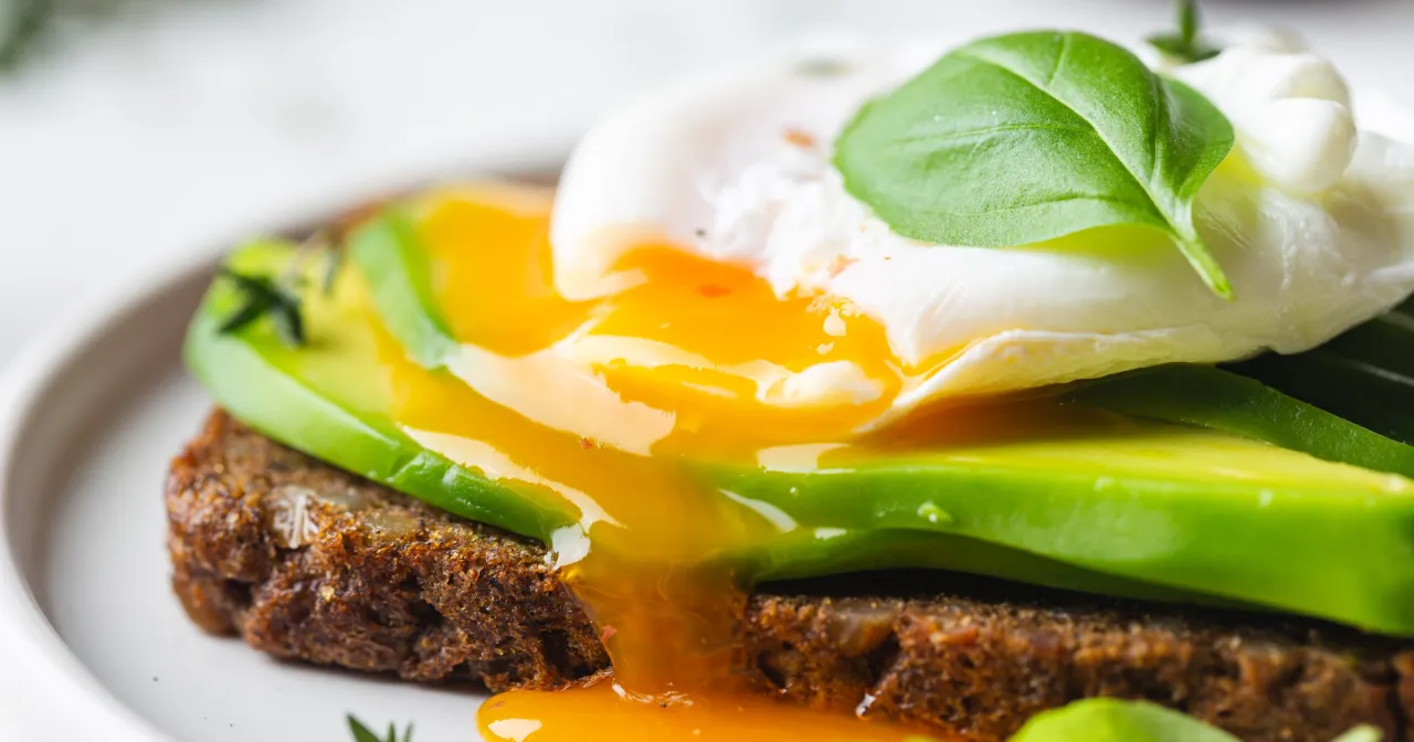 Jajko w koszulce na awokado i ciemnym pieczywie. Idealne śniadanie przy odchudzaniu, z niską liczbą kalorii.