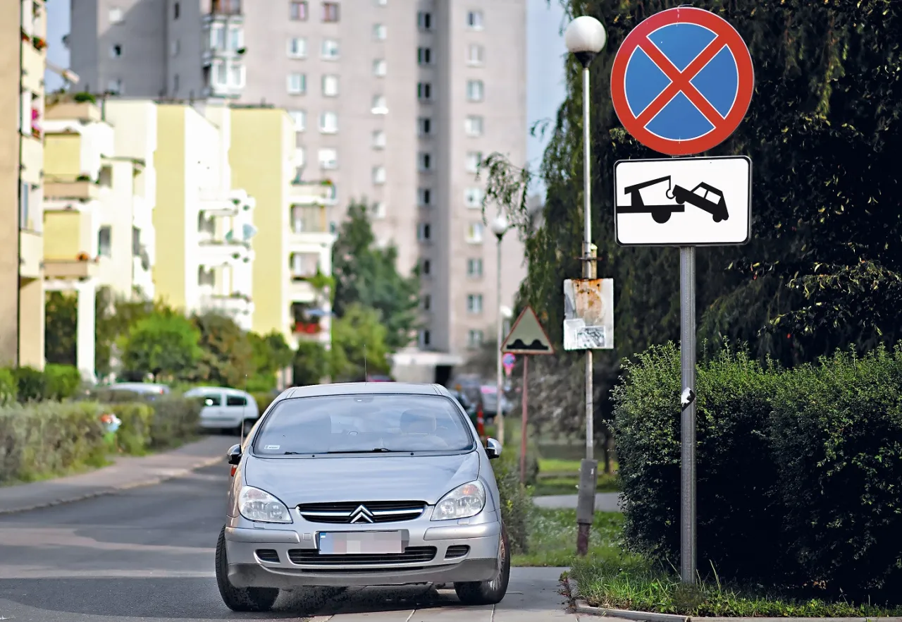 Samochód na drodze wewnętrznej, gdzie obowiązuje zakaz zatrzymywania się i holowanie pojazdów.