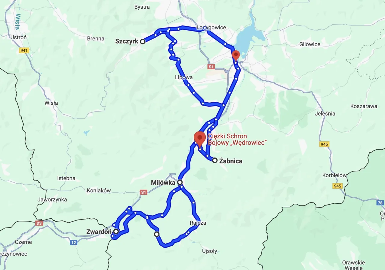 Motocyklista na krętej drodze w Beskidach, Małopolska