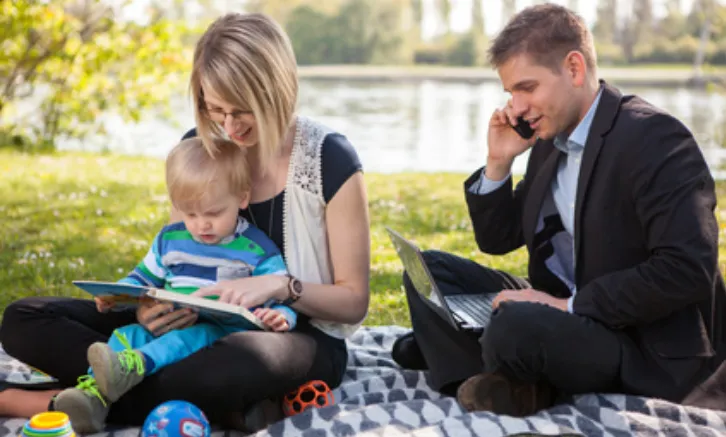 osoba balansująca pracę i życie prywatne