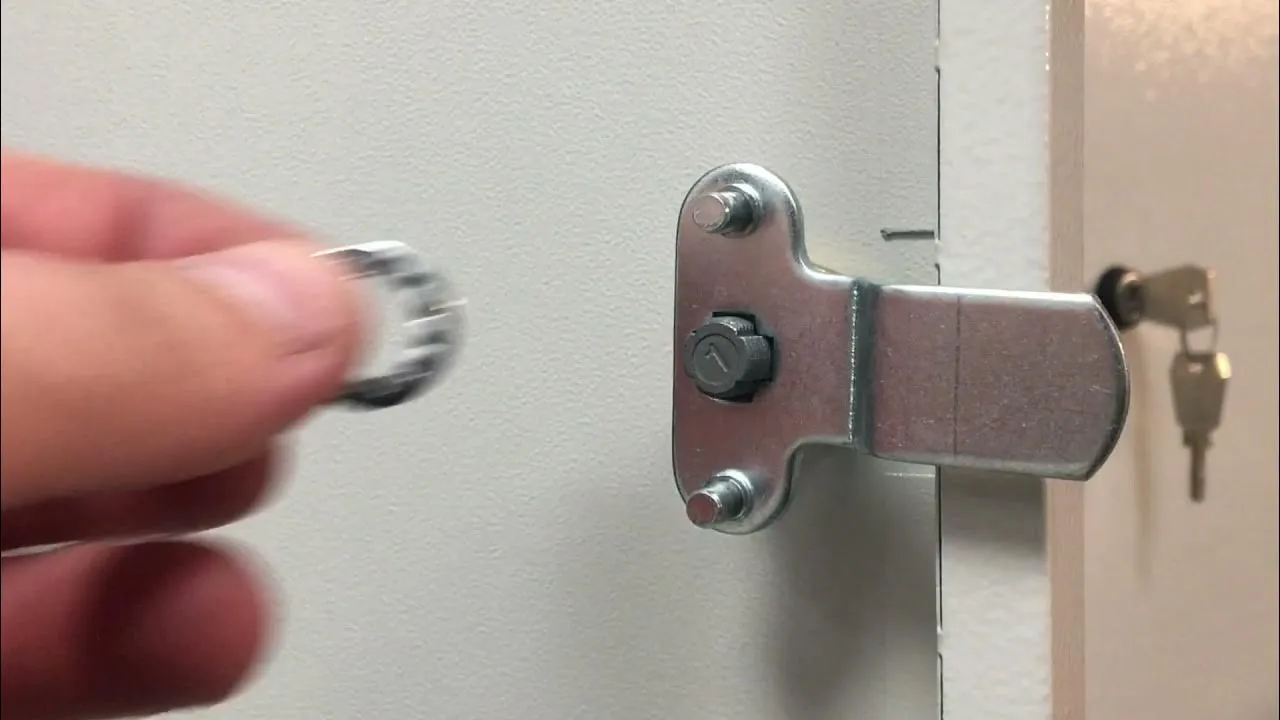 Wymiana zamka w szafce szkolnej