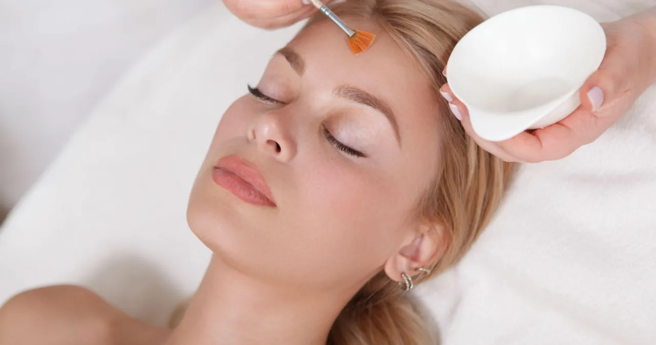 peeling enzymatyczny vs kwasowy infografika