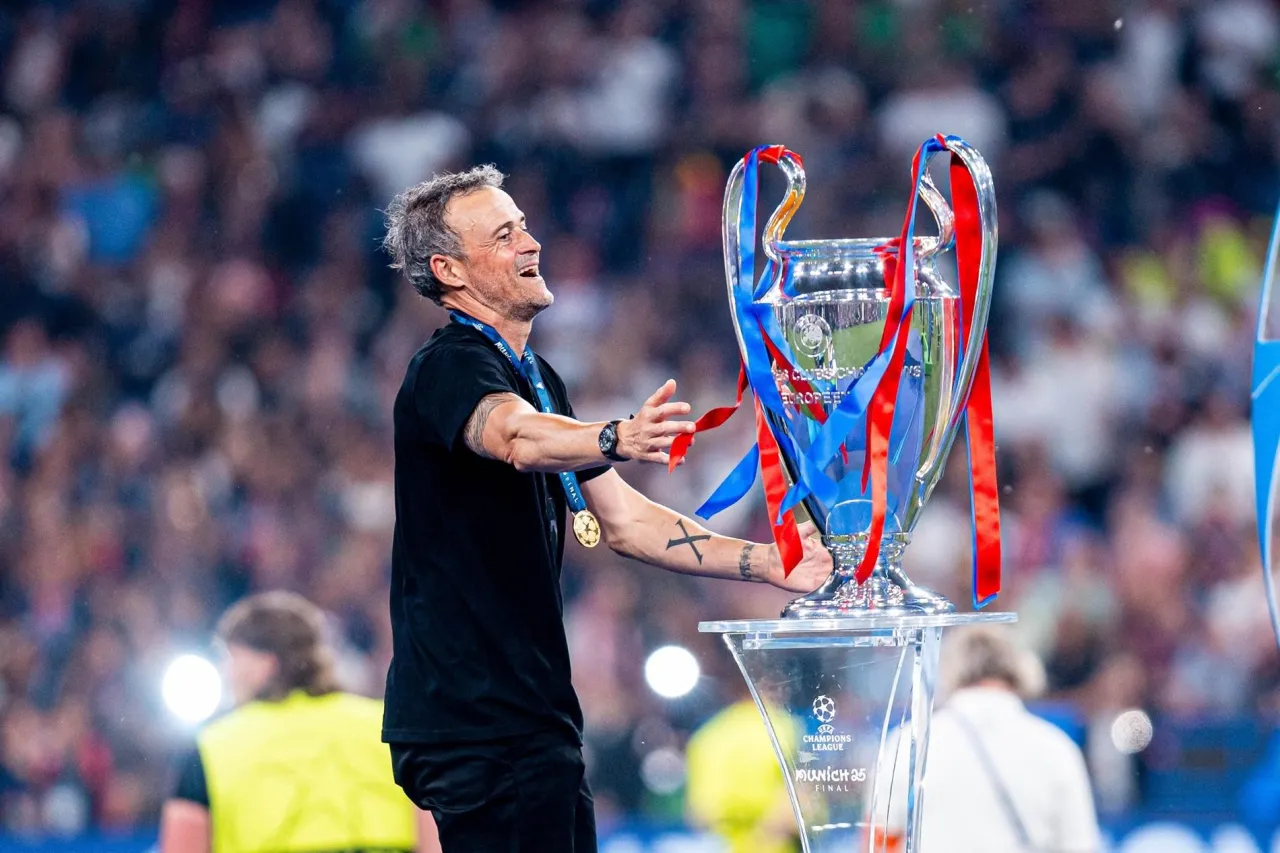 Trener Luis Enrique cieszy się z pucharu Ligi Mistrz&oacute;w. Warto sprawdzić, o kt&oacute;rej mecz ligi mistrz&oacute;w, by zobaczyć takie emocje!