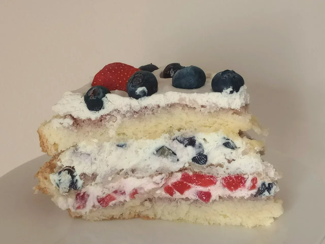 Puszysty biszkopt z kremem i świeżymi owocami