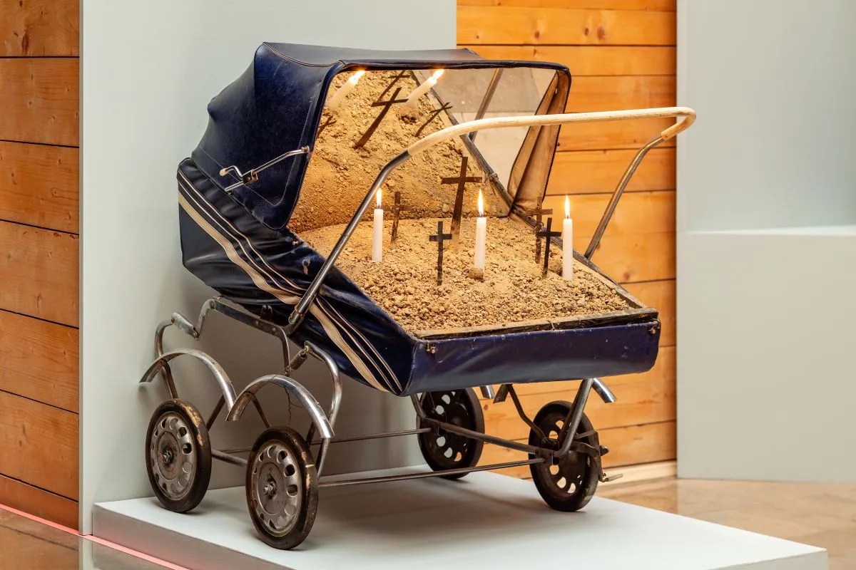 Władysław Hasior asamblaż przykłady