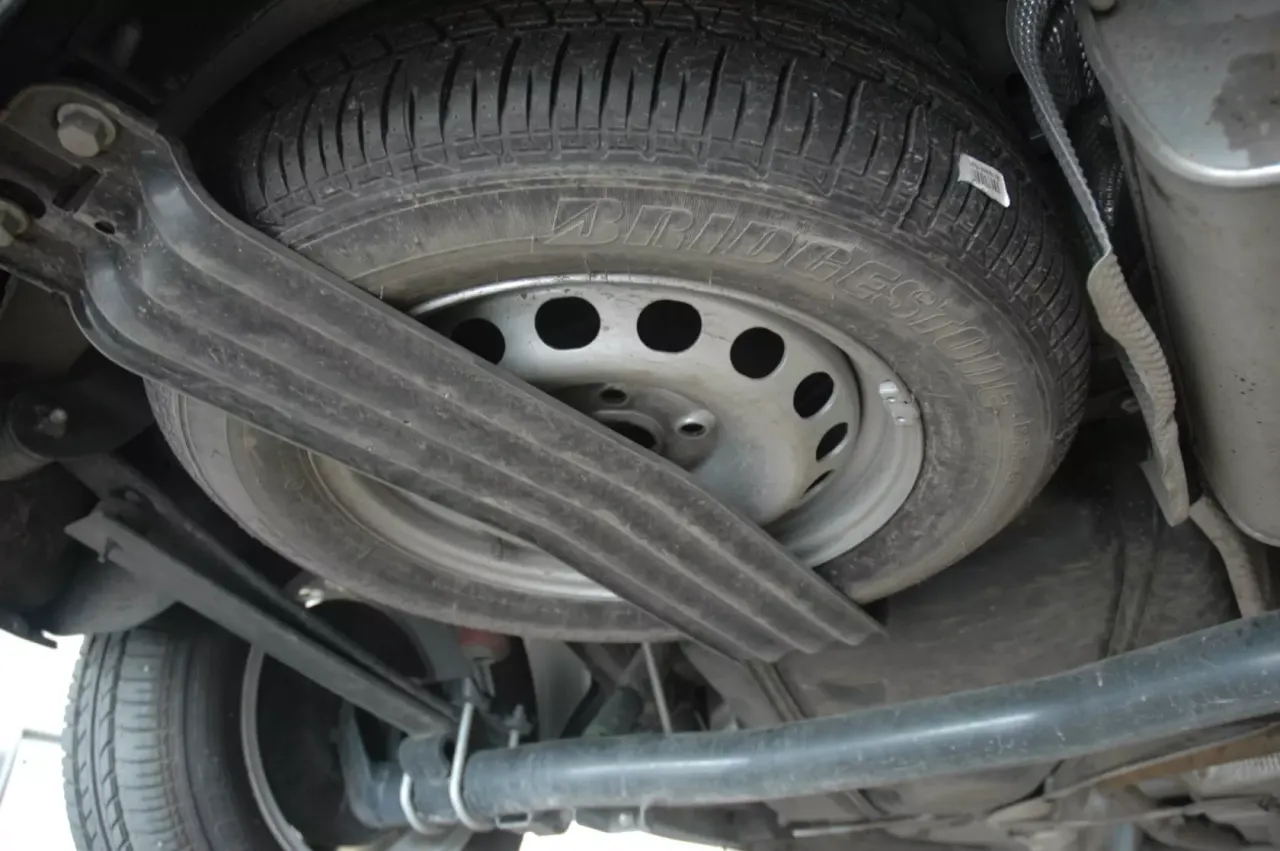 VW Caddy koło zapasowe lokalizacja