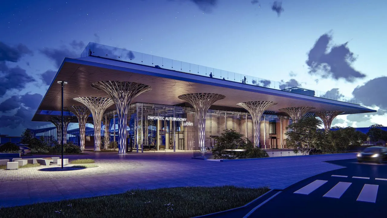 nowoczesny dworzec autobusowy w Polsce wieczorem