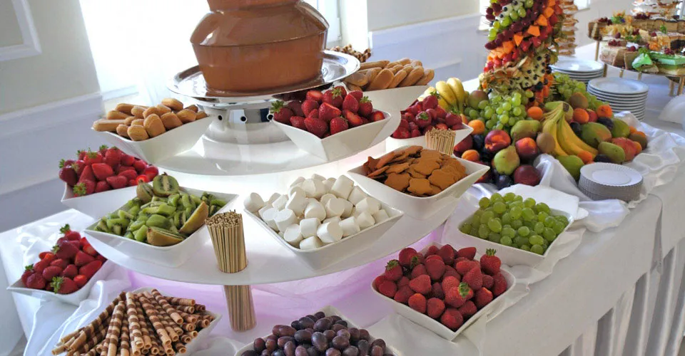 Słodki stół na komunię, fontanna czekoladowa