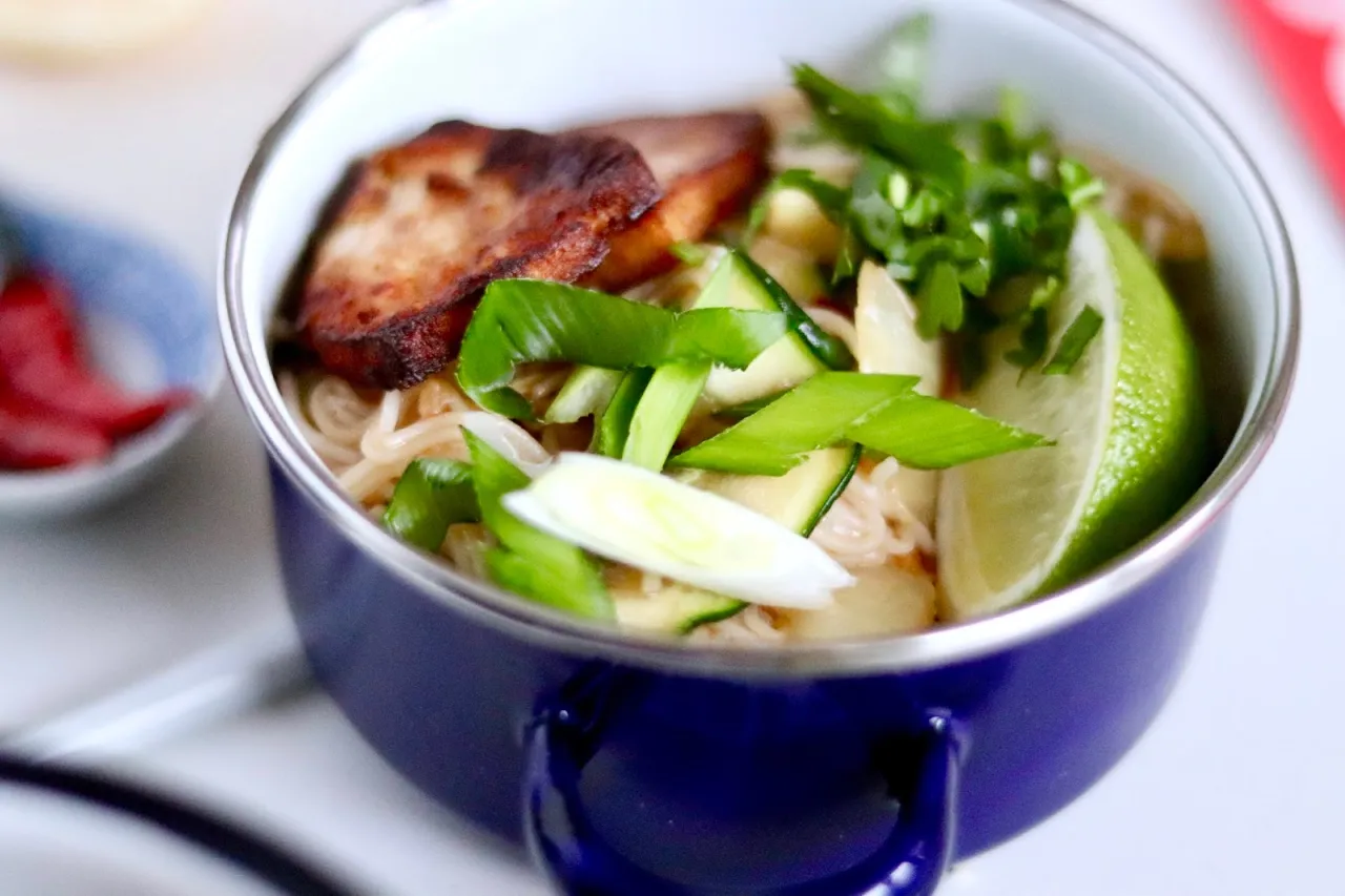 Miseczka z makaronem, grillowanym tofu, cukinią, szczypiorkiem i limonką. Idealne do sos ostrygowy przepisy.