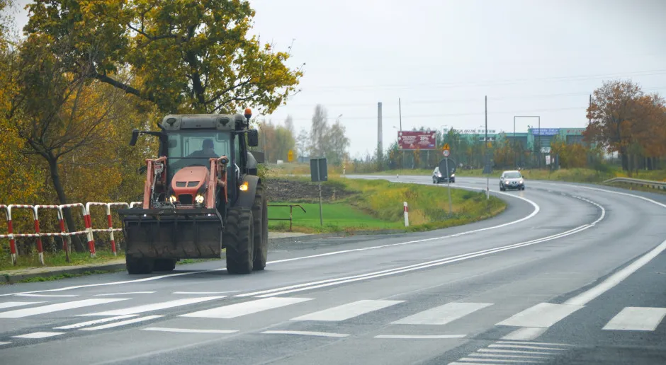 Ciągnik rolniczy na autostradzie