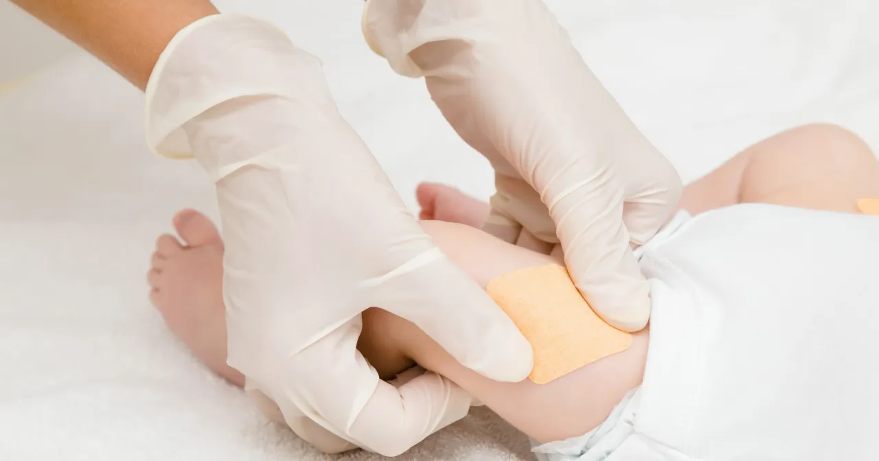 szczęśliwe dziecko wraca do przedszkola po szczepieniu