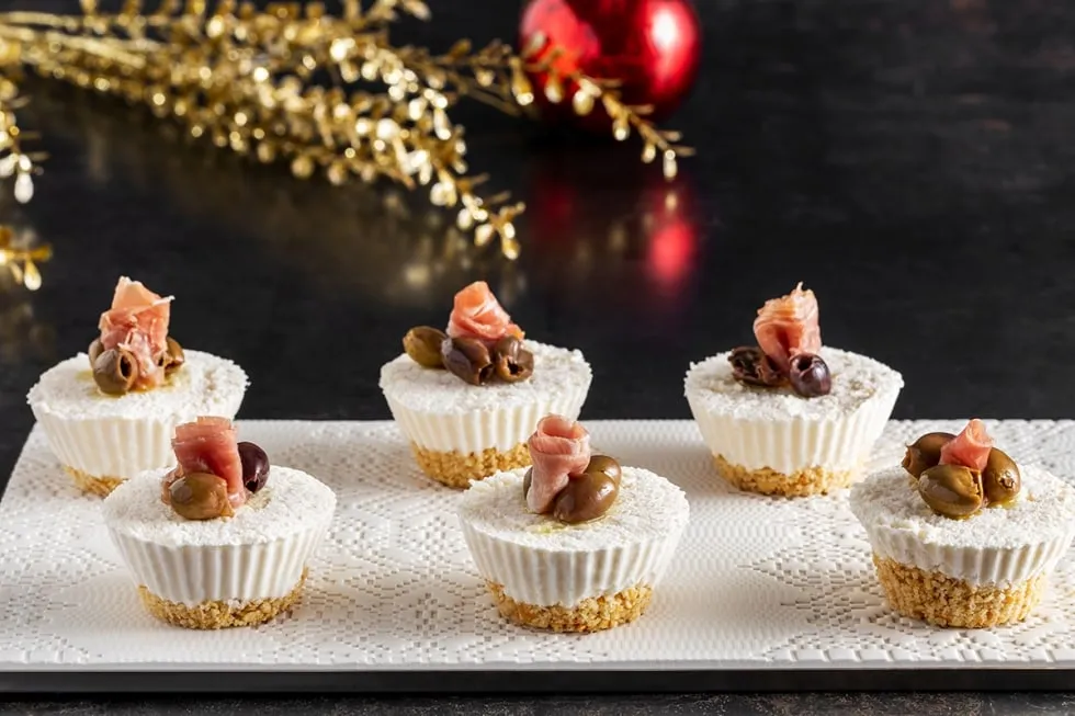 Mini cheesecake assortite eleganti su vassoio