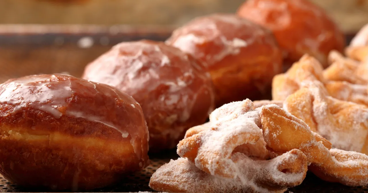 Pączki i faworki posypane cukrem pudrem. Zastanawiasz się, faworki ile kalorii mają? Te słodkości kuszą smakiem, ale warto pamiętać o ich kaloryczności.