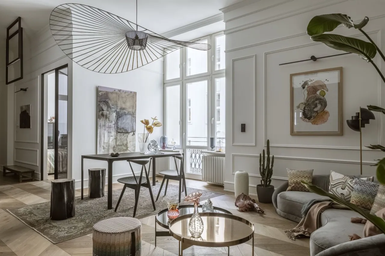 Wnętrze z idealnie gładkimi ścianami i nowoczesnym designem