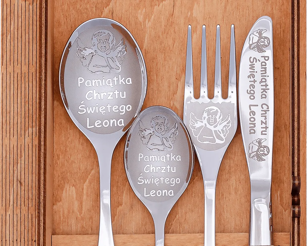 grawerowane sztućce na chrzciny