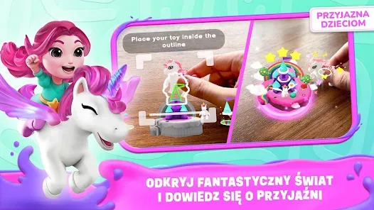 dziecko bawiące się aplikacją applaydu z zabawką kinder niespodzianka