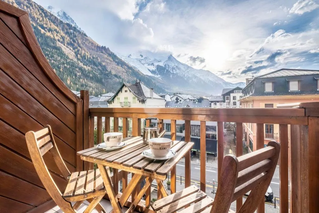 Hotelzimmer mit Balkon und Bergblick Alpen