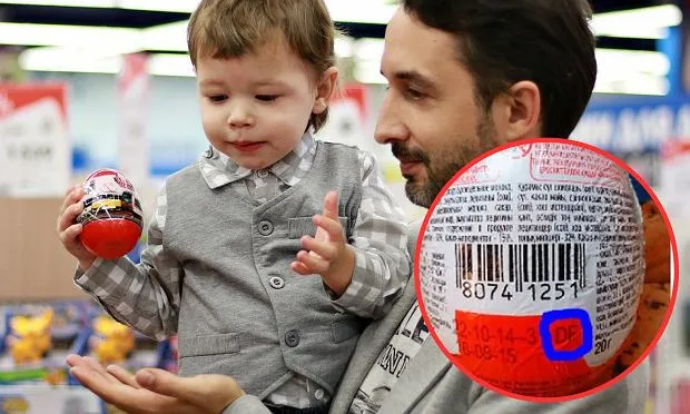 osoba ważąca jajka kinder niespodzianka w sklepie