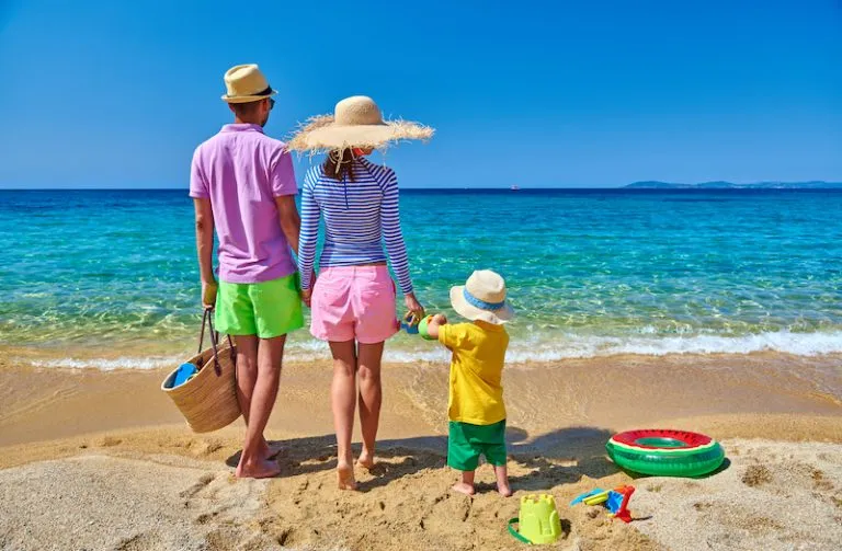 rodzina rezerwująca wakacje z wyprzedzeniem