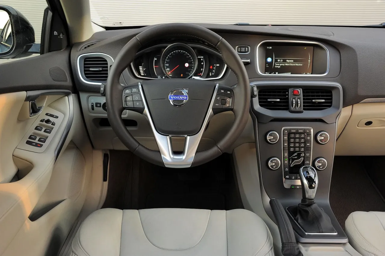 Volvo V40 wnętrze i bagażnik