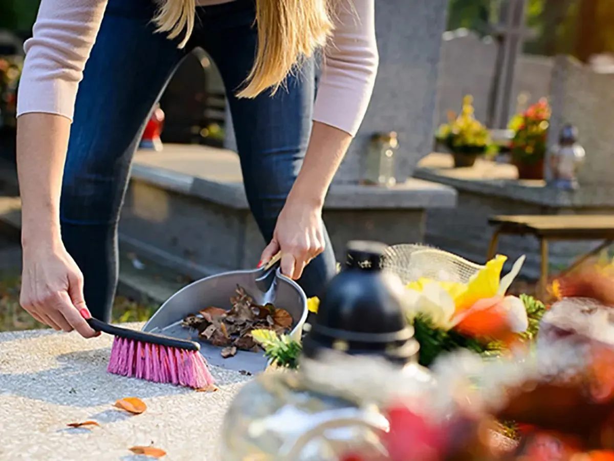 narzędzia do sprzątania grobu