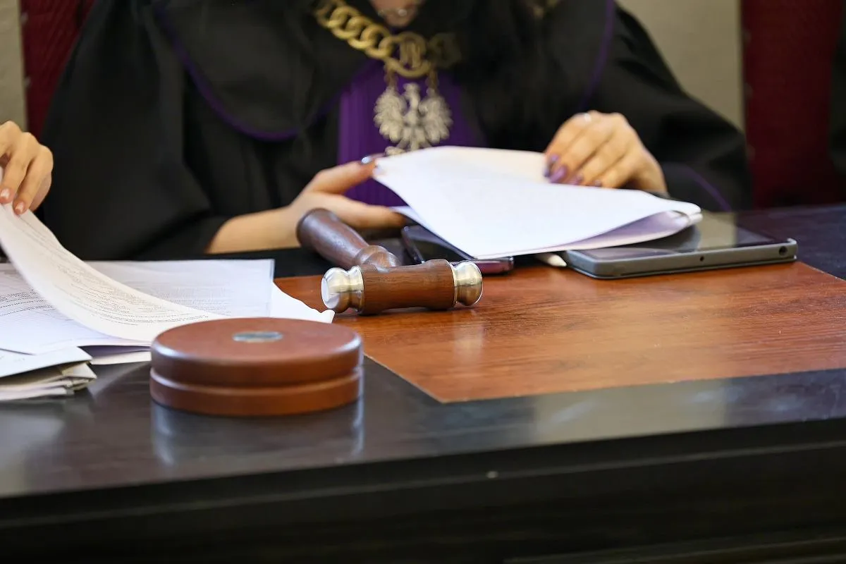 Stosy akt sądowych, biurko sędziego, obciążenie sądu