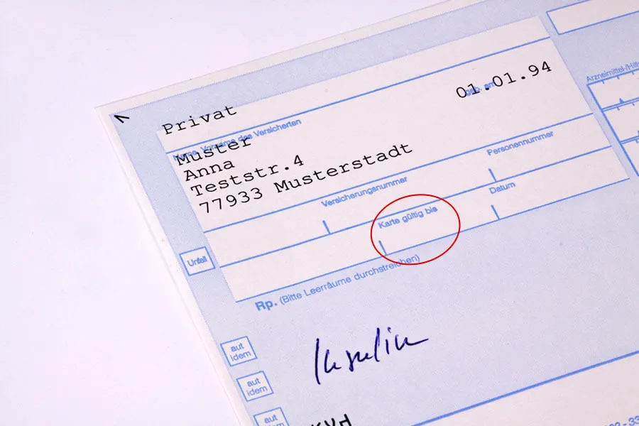 Blaues Privatrezept und rotes Kassenrezept Vergleich