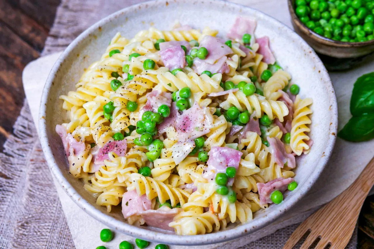 Schnelle One-Pot-Pasta mit Schinken und Erbsen