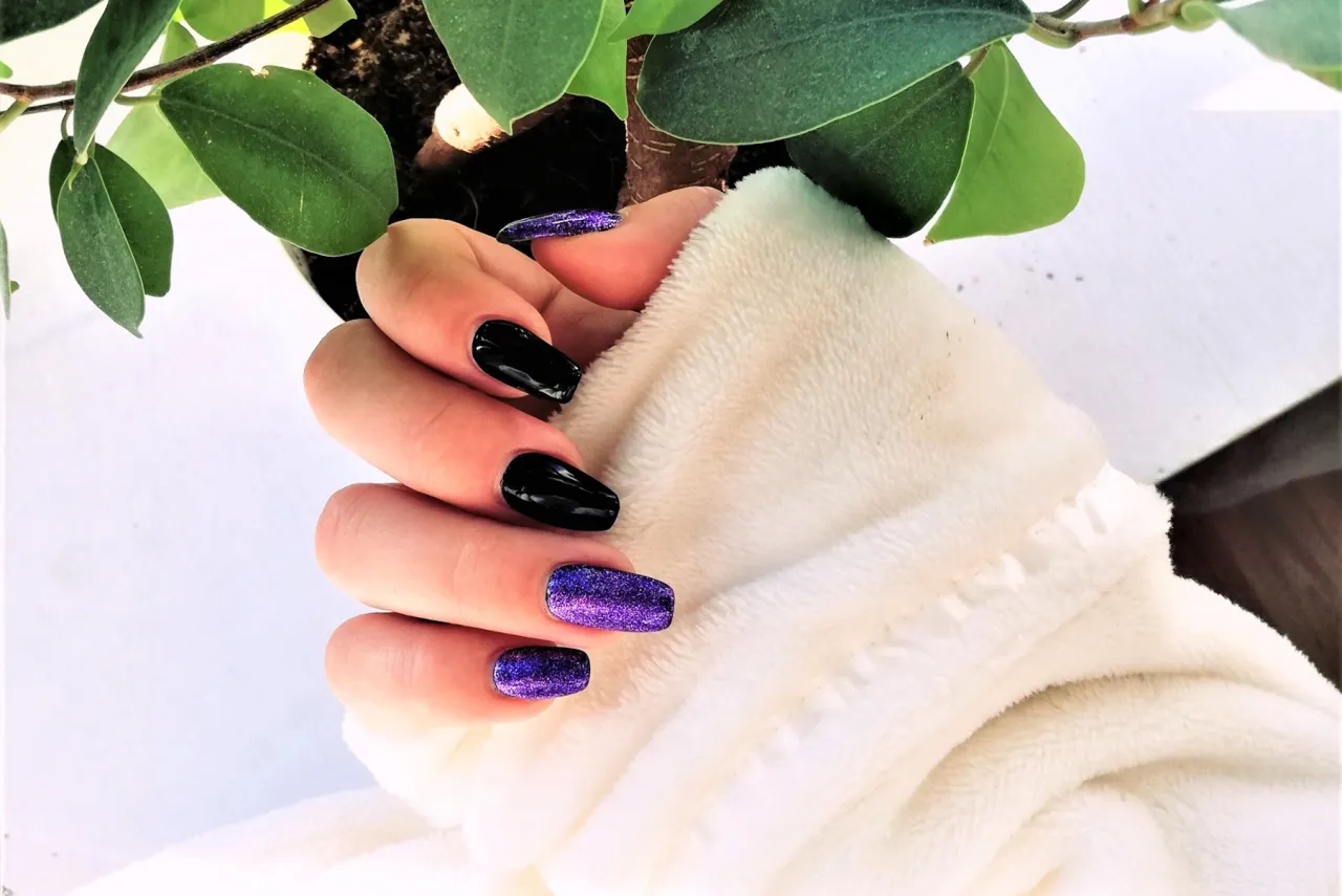 por&oacute;wnanie manicure hybrydowy i winylowy