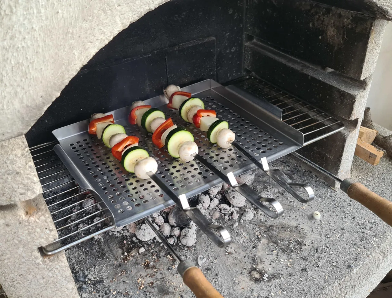 tacka pełna i perforowana na grilla