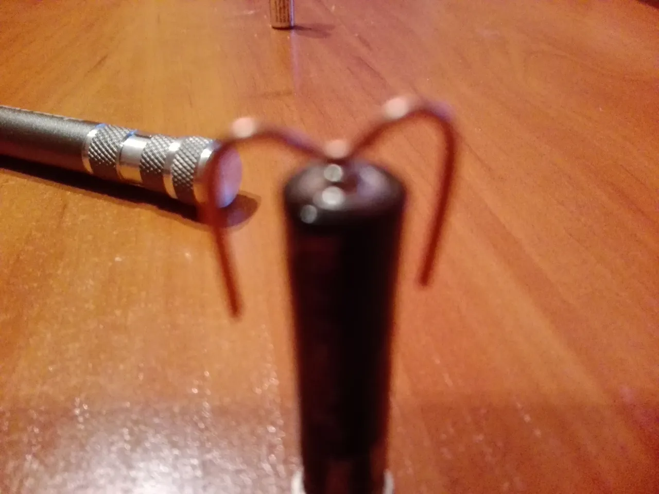 komponenty do budowy prostego silnika elektrycznego magnes neodymowy bateria drut miedziany