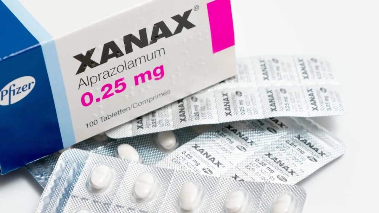 Opakowanie i blistry leku Xanax (alprazolam) 0,25 mg. Czy alprox to psychotrop? Tak, alprazolam jest substancją psychotropową.