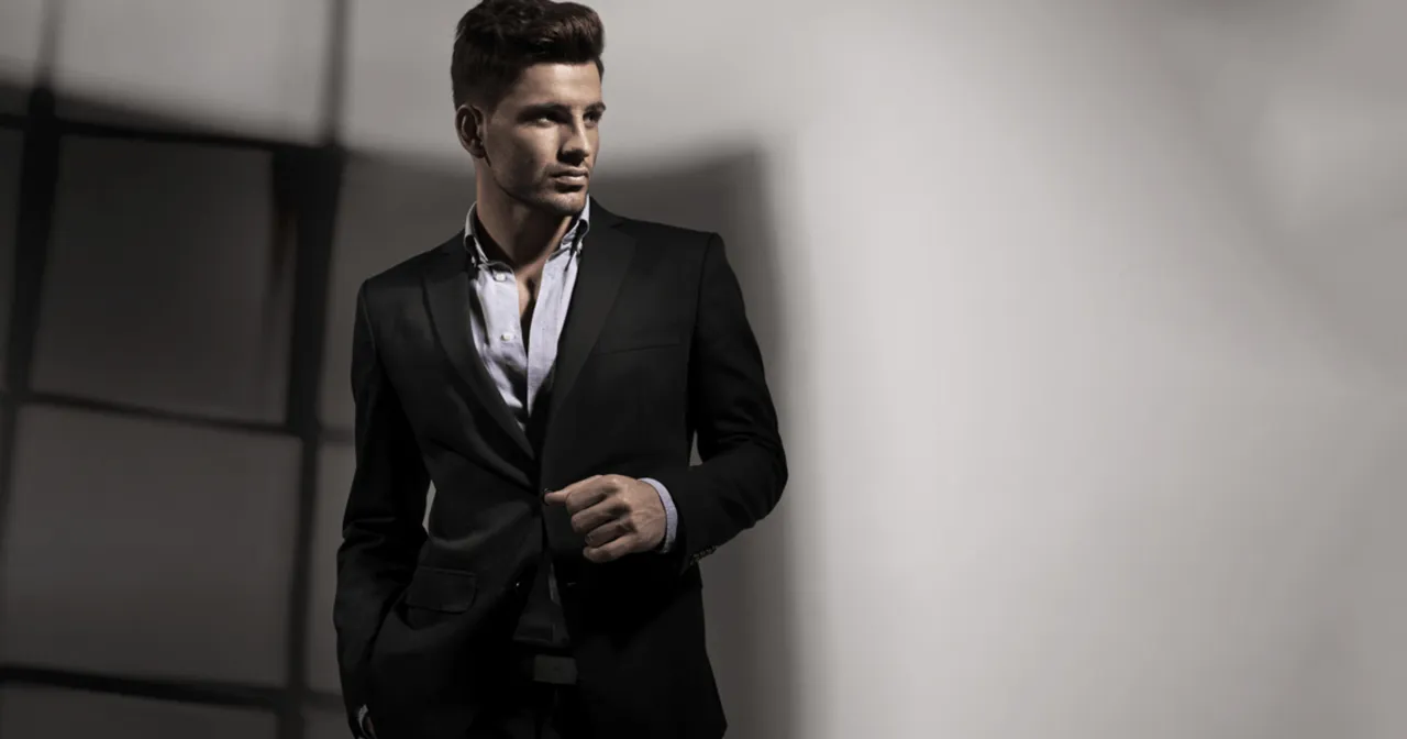 Zadbany mężczyzna w codziennym stylu