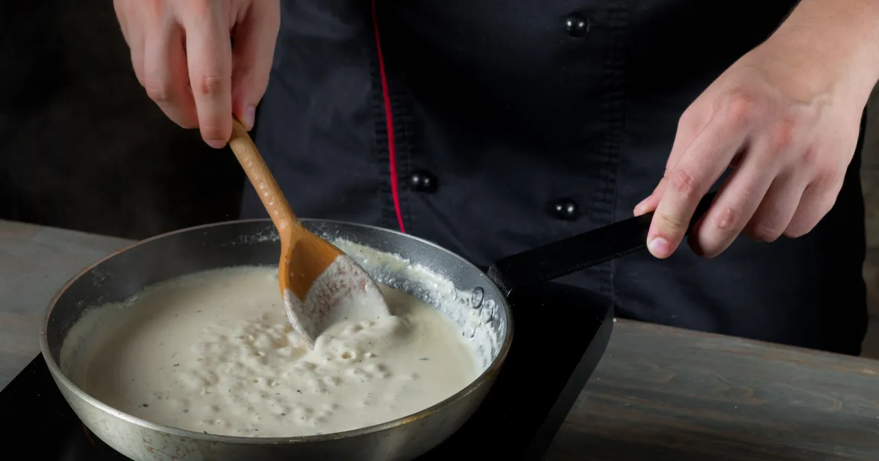 Trik kulinarny zagęszczanie sosu wodą z makaronu