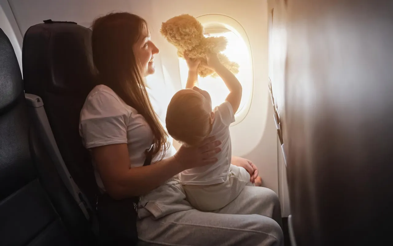 rodzina z małym dzieckiem na lotnisku