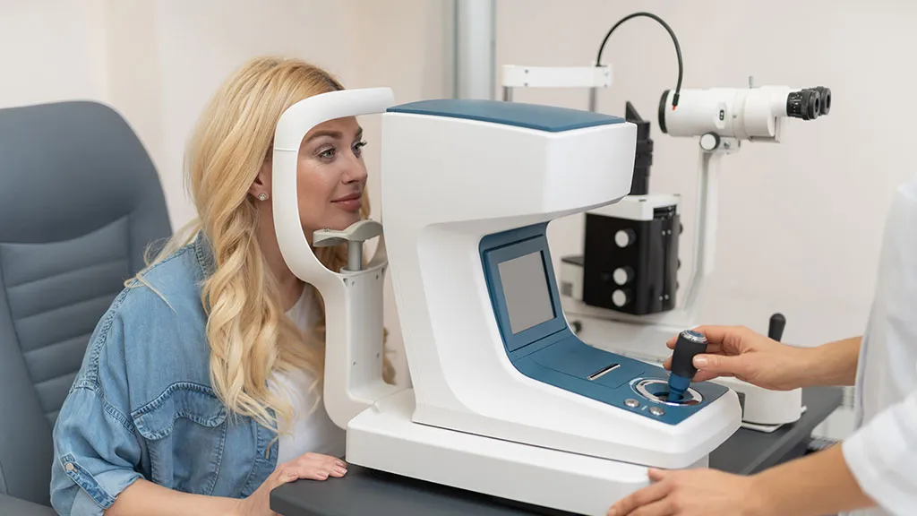 przebieg badania wzroku, sprzęt do badania oczu, optometrysta badający wzrok